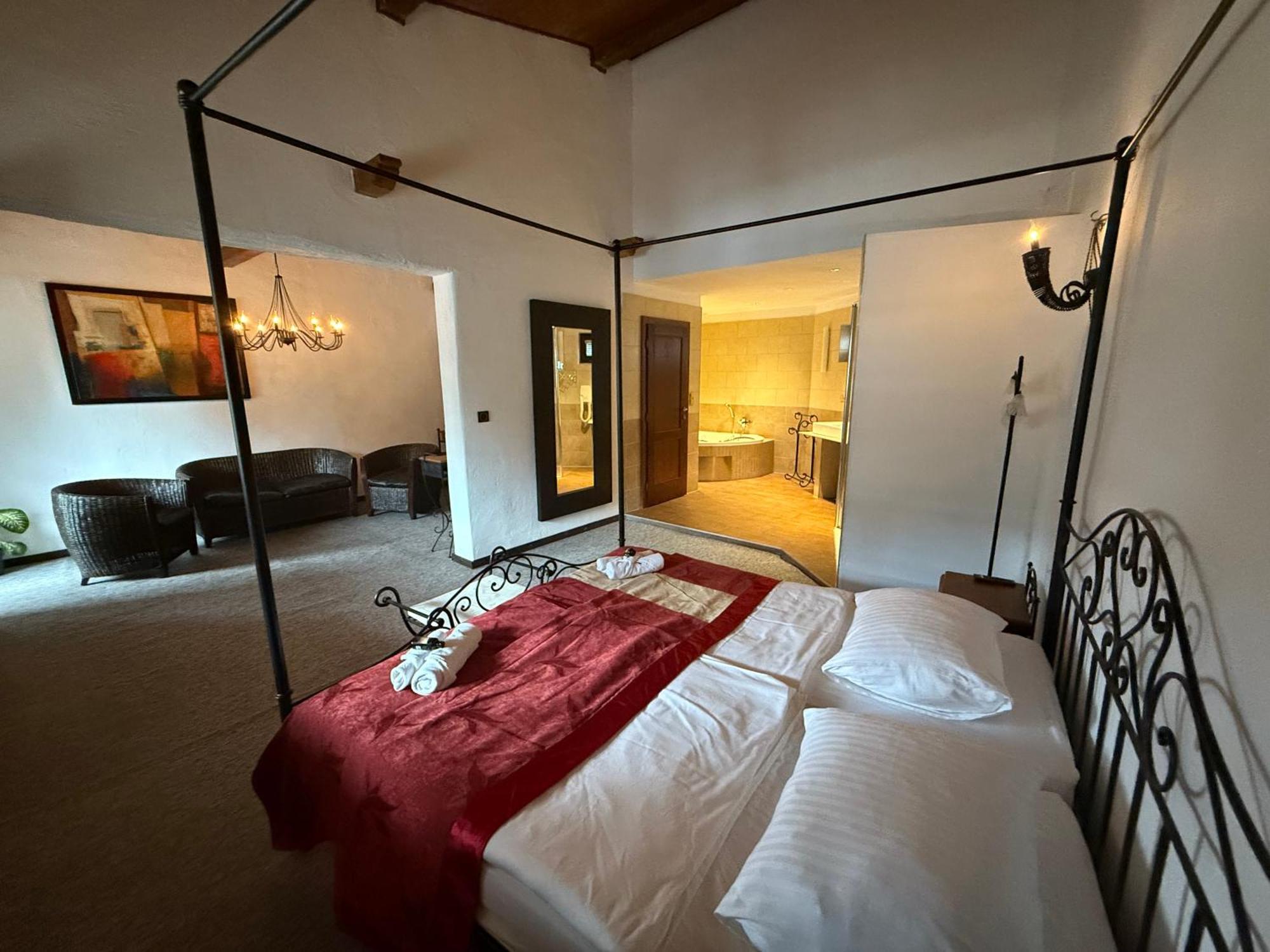 Hotel Plzensky Dvur Frýdek-Místek Kültér fotó